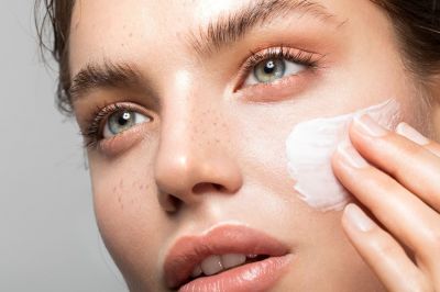 بهترین کرم‌های مرطوب‌کننده | محصولات تست شده توسط متخصصین پوست