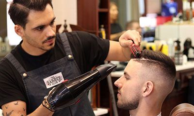 چگونه آرایشگر خود را برای آرایش بهتر راهنمایی کنیم؟